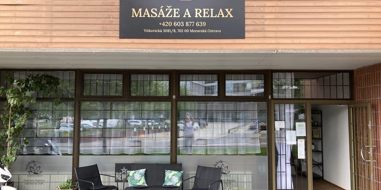 Vstup do provozovny Masáže a relax v Ostravě